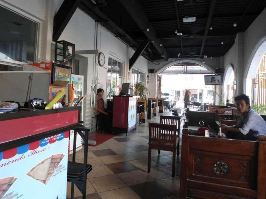 Vindhika Hotel Pengayoman Makassar Extérieur photo
